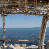 ...e dell�azzurro Adriatico che si infrange sugli scogli sottostanti